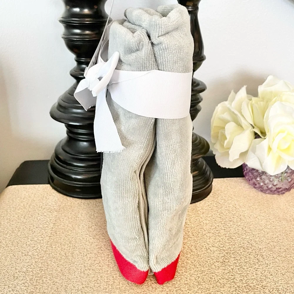 NWT Set of 2 MINNIE MOUSE Hand Towels